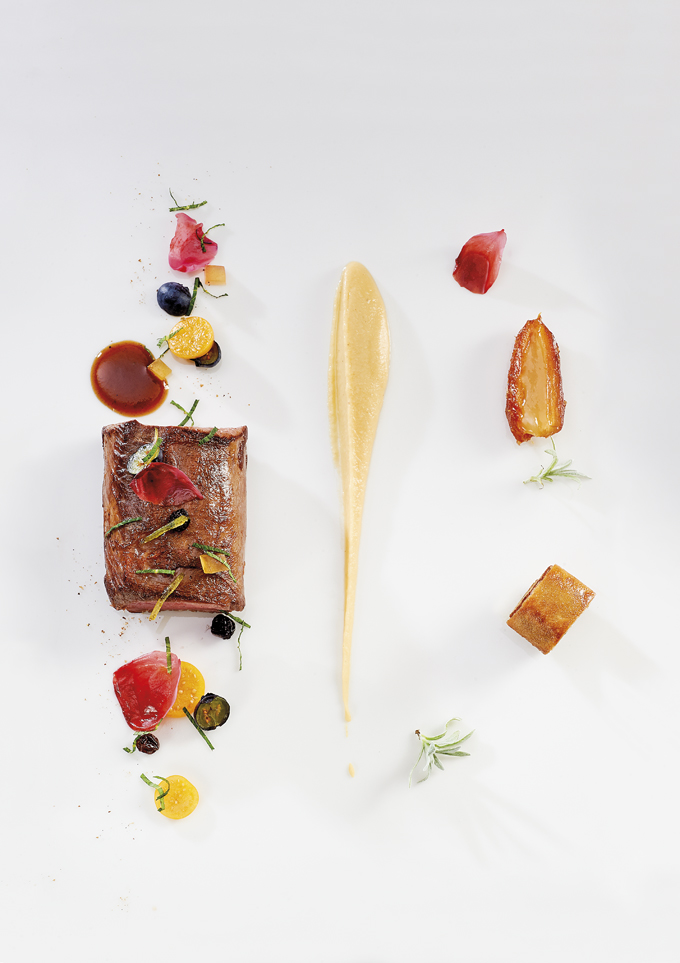 Carré d’agneau rôti, hommos, datte farcie, jus au confit de rose