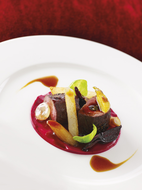 Filet de chevreuil cuit au sautoir, fruits et légumes d’automne, sauce ...