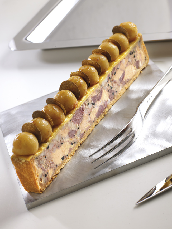 Pâté en croûte de lièvre, foie gras de canard et truffes, salade de  céleri-rave au jus de Gibier et copeaux de truffes noires