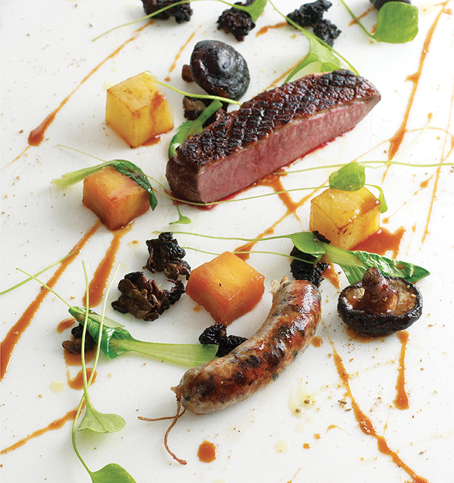 POITRINE DE CANARD LAQUÉE, POMMES CARAMÉLISÉES, SAUCISSE AUX MORILLES