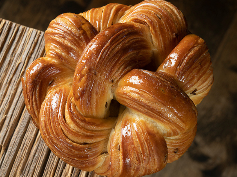 BRIOCHE BESCOIN FEUILLETÉE, POMME SAFRAN