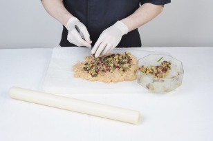 Recouvrir le foie gras avec la brunoise