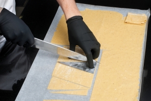 Détailler la pâte sucrée en rectangles 