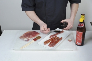 Arroser les aiguillettes avec de la sauce soja