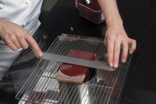 Glacer la bande de tarte avec le glaçage gianduja.