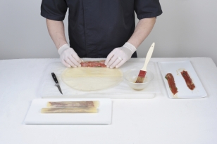 Rouler le tout dans une demi-feuille de brick