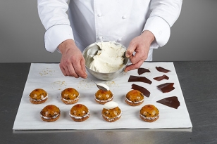 Ajouter une quenelle de chantilly érable.