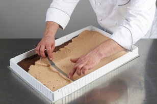 Couler 1,125 kg de mousse troïka sur le biscuit cacao