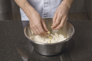 Sabler la farine avec le beurre.