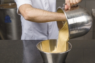 Débarrasser dans une bassine.