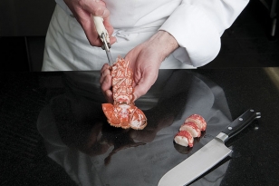 Décortiquer les homards cuits.