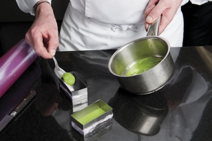 étaler une couche de purée de petits pois.