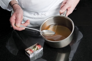 Verser le bouillon de homard gélifié
