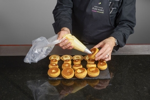 Garnir les 2 plus gros choux en double inclusion 