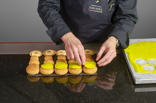 Disposer les disques de fondant vert