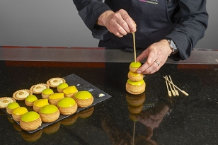 Maintenir la religieuse avec une brochette.