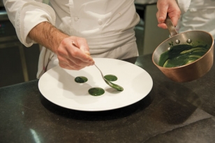 Dans une assiette, verser la crème d’ortie.