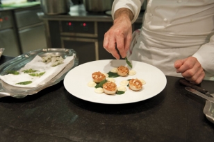 Déposer les feuilles d’ortie en tempura.