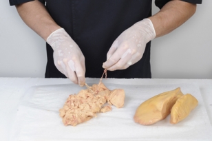 Dénerver le foie gras.