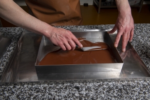 Couler 400 g de ganache sur un papier guitare et étaler