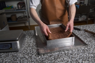 Déposer une première couche de biscuit