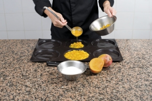Couler la compotée de mangue