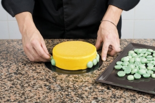Appliquer des macarons vert pâle