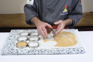 Abaisser la pâte sablée à l’anis à 5 mm