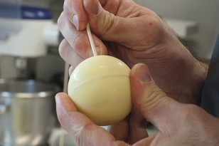 Piquer une boule avec une pique en bois.