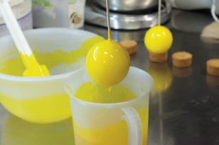 Tremper la boule dans un miroir jaune.