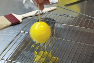Égoutter la boule sur une grille.