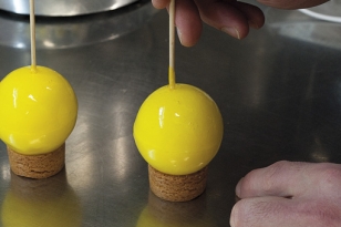 Poser la boule sur un sablé breton.