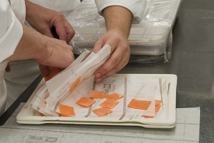 Démouler les carpaccios d'orange