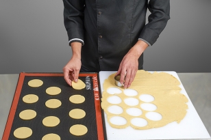 Détailler des disques de sablé linzer