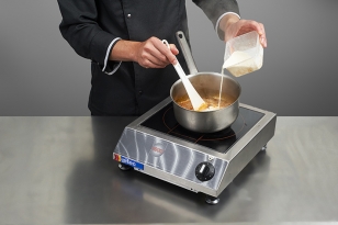 Décuire le caramel avec la crème