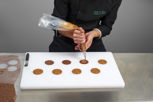 Pocher le caramel anis en spirale