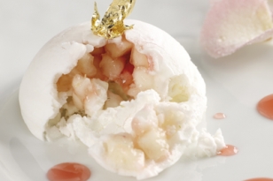 Découpe des litchis meringués