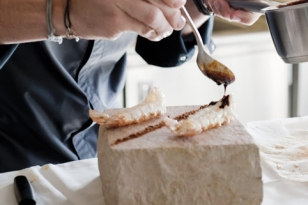 Arroser les langoustines avec le jus de viande.