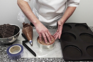 Bien appuyer l’insert dans la mousse au chocolat.