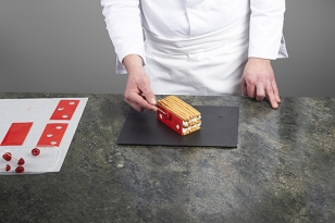 Appliquer sur un côté, une plaque de chocolat blanc