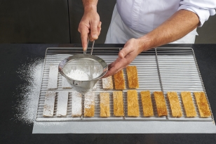 Saupoudrer le feuilletage avec du sucre glace