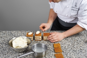 Disposer une quenelle de crème vanille mascarpone.