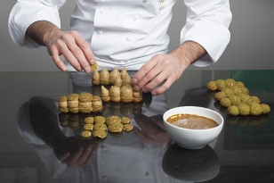 Déposer les chapeaux sur les Paris-Brest.