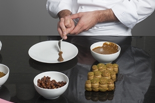 Réaliser un trait de praliné pistache lisse dans une assiette.