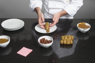 Dresser un Paris-Brest sur le trait de praliné.