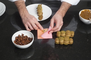 Enrober des pistaches caramélisées avec de la feuille d’or 