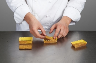 déposer un rectangle de biscuit breton