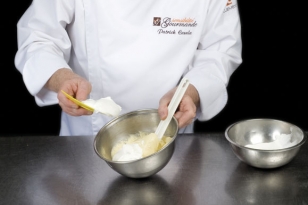 Incorporer la crème fouettée