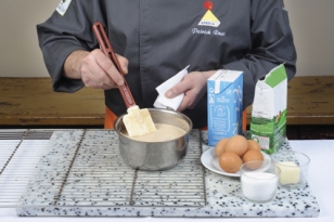 Cuire le sucre à sec jusqu’au caramel