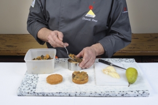 Déposer un sablé breton badiane dans un cercle 